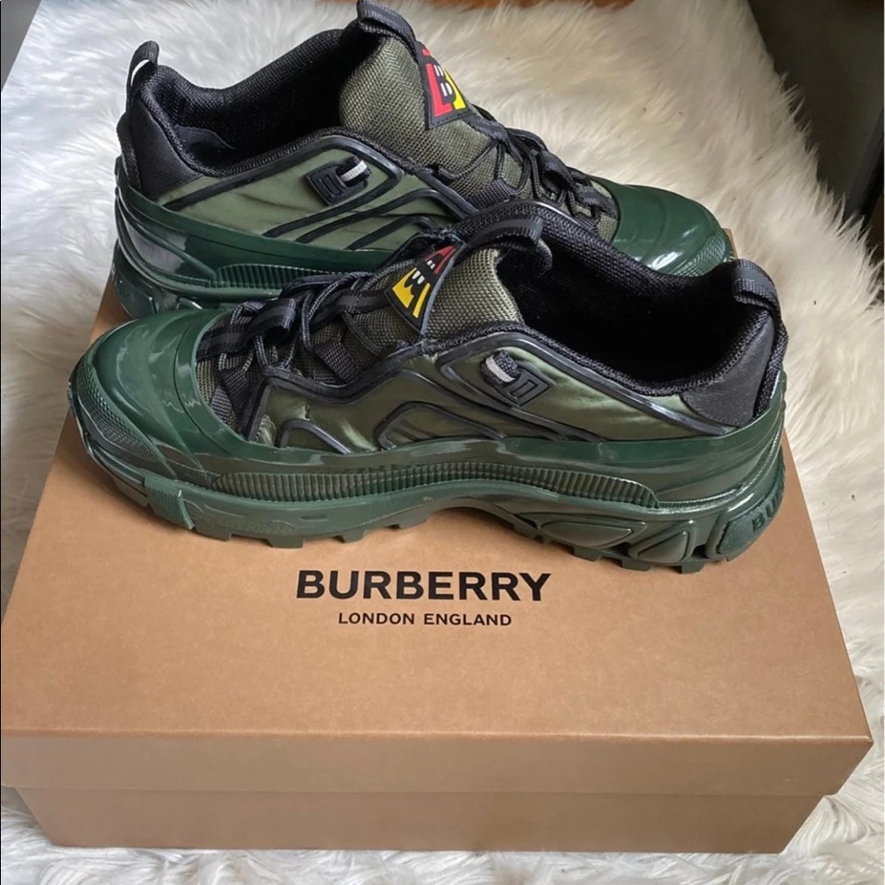 Authentic Limited Edition Burberry Arthur low-top fashion sneaker